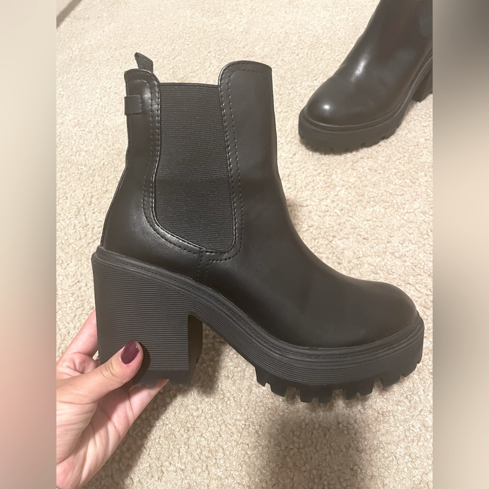 UO Chunky Chelsea Boots